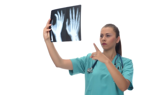 Un médico o radiólogo sostiene una radiografía de un paciente.