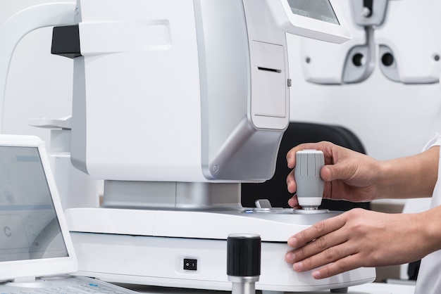 Médico oculista en el trabajo. equipo oftalmológico de diagnóstico. concepto de medicina