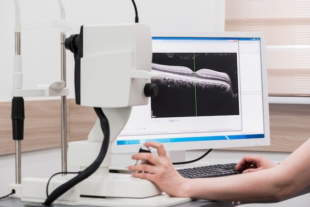 Médico oculista en el trabajo. equipo oftalmológico de diagnóstico. concepto de medicina