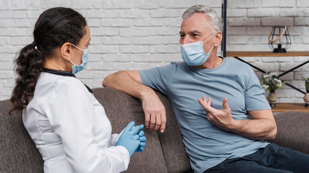 Foto médico oferecendo suporte ao paciente