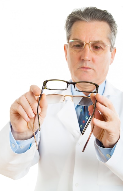 Médico oftalmologista com óculos graduados