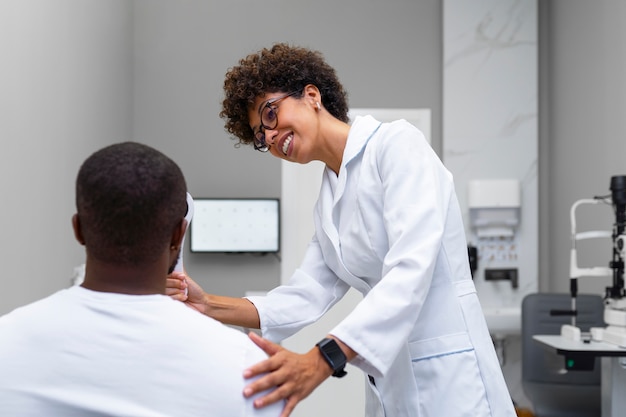 Médico oftalmologista consultando um paciente