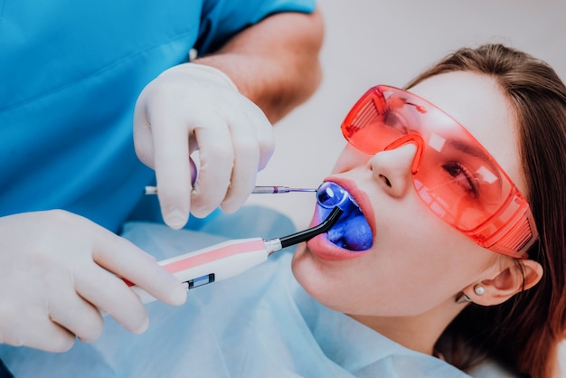 El médico ortodoncista examina al paciente después de cepillarse los dientes