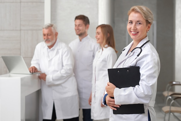 Médico otorrinolaringologista posando no hospital moderno privado.