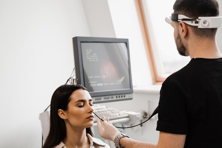 Foto médico otorrinolaringologista usando fibrolaringoscópio para examinar e tratar nariz otorrinolaringologista diagnostica e trata laringe e faringe, como rouquidão, nódulos nas cordas vocais, tumores, infecções e inflamação