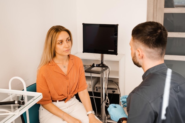 Médico otorrinolaringologista visitante para exame do estado de saúde do ouvido, garganta e nariz Consulta de mulher com otorrinolaringologista em uma clínica médica