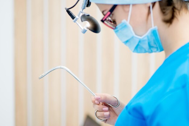 Médico otorrinolaringólogo con un expansor en las manos Médico otorrinolaringólogo con una máscara con un expansor en las manos