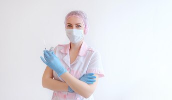 Médico ou enfermeira mão em luvas azuis segurando vacina covid19