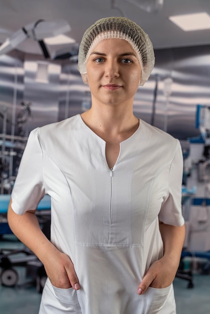 Médico ou enfermeiro de uniforme com estetoscópio em pé na sala de emergência Médicos de saúde e medicina