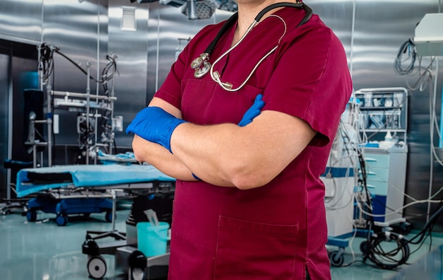 Médico ou enfermeiro de uniforme vermelho com estetoscópio na sala de emergência Cuidados de saúde e medicina