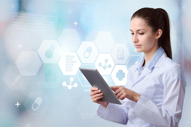 Médico ou estudantes de medicina usando tablet digital com ícone médico no hospital.