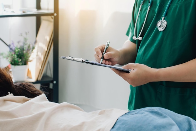 Foto médico ou fisioterapeuta ajuda a curar uma jovem de volta e dá conselhos com a reabilitação