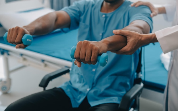 Foto médico ou fisioterapeuta trabalhando examinando tratando braço lesionado de atleta paciente do sexo masculino alongamento e exercício fazendo a terapia de reabilitação dor na clínica