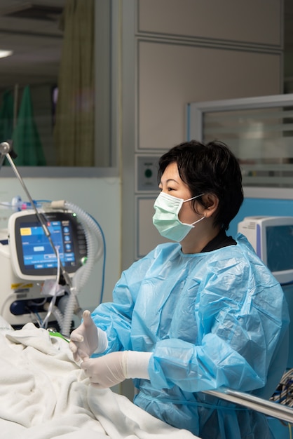 Médico paciente de atención médica en cama en el hospital