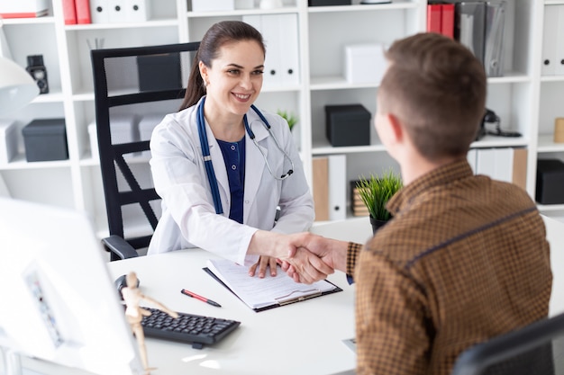 El médico y el paciente se dan la mano.