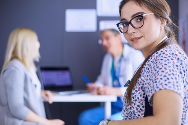 Médico y paciente discutiendo algo mientras están sentados en la mesa Concepto de medicina y atención médica