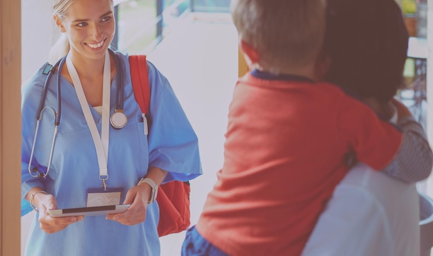 Médico y paciente discutiendo algo mientras están sentados en la mesa Concepto de medicina y atención médica