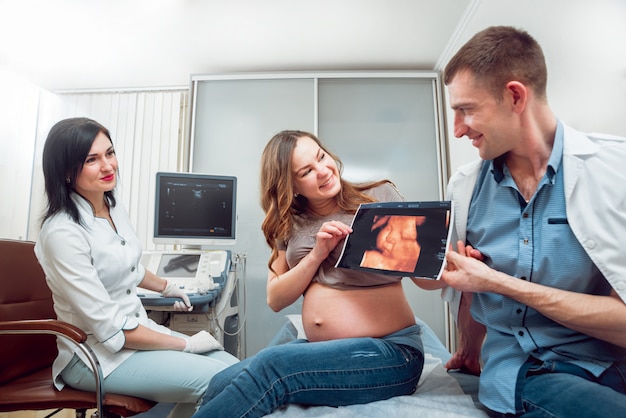 Médico y paciente. Equipos de ultrasonido. Diagnóstico y ecografía.