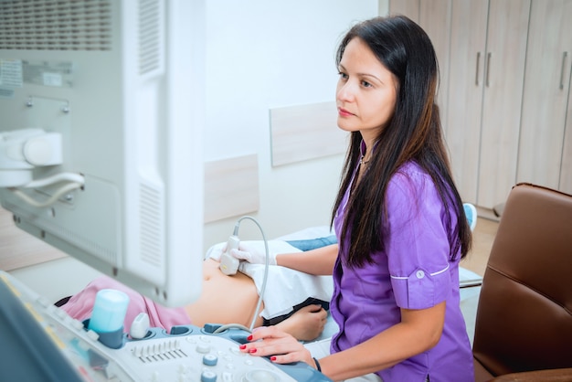 Médico y paciente. Equipos de ultrasonido.