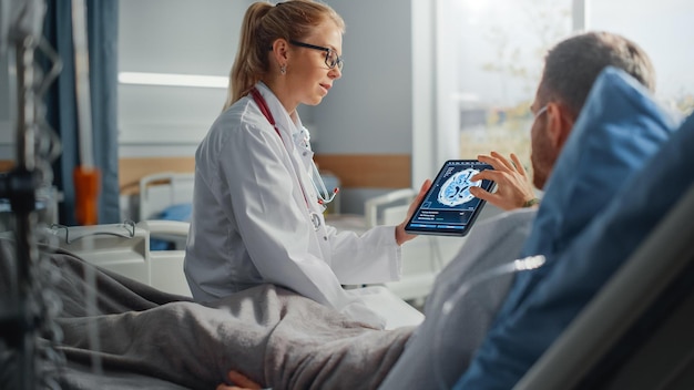 Un médico y un paciente están discutiendo un escáner cerebral.