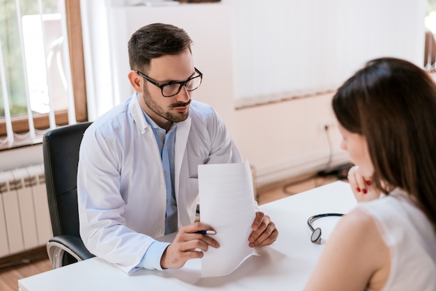 Foto médico y paciente hablando sobre el tratamiento.