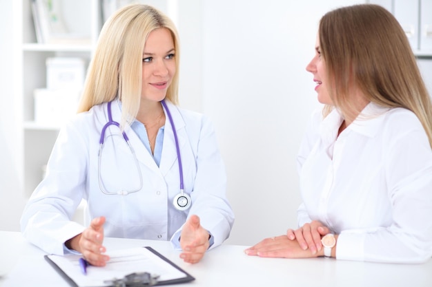 Médico y paciente en el hospital. Concepto de atención médica y atención médica.