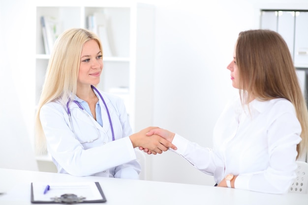 Médico y paciente en el hospital. Concepto de medicina y atención de la salud.