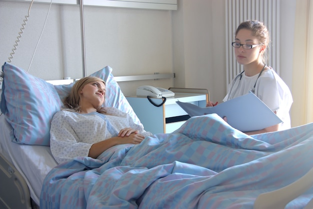 médico y paciente en el hospital