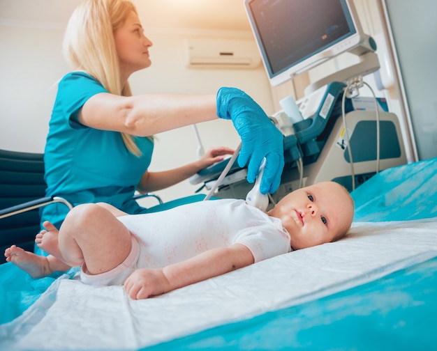 Médico y paciente niño. Equipos de ultrasonido. Diagnóstico Ecografía.