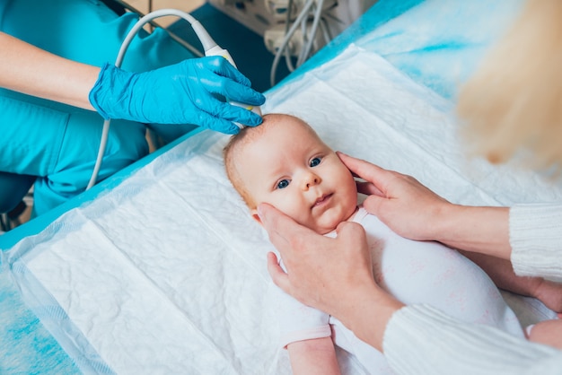 Médico y paciente niño. Equipos de ultrasonido. Diagnóstico Ecografía.