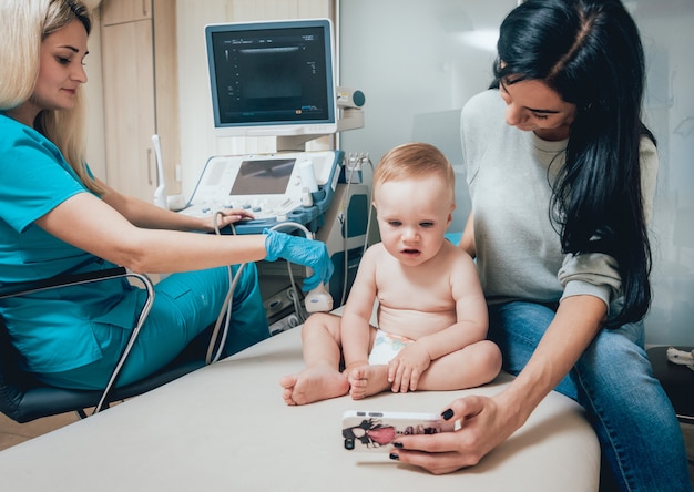 Médico y paciente niño. Equipos de ultrasonido.