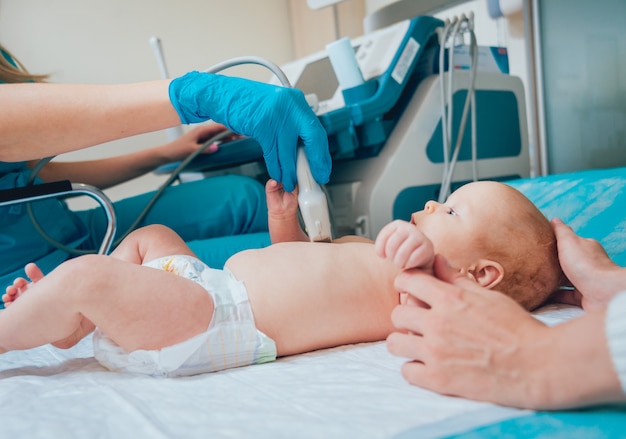 Médico y paciente niño. Equipos de ultrasonido.