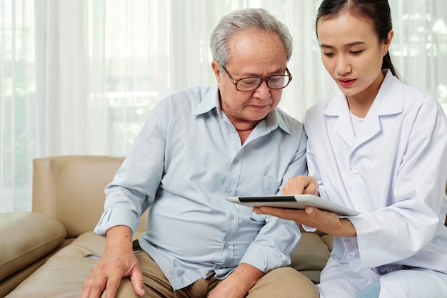 Médico y paciente con tablet pc