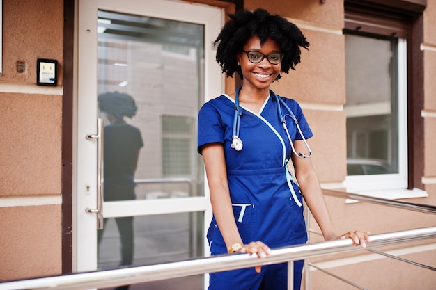 Médico paramédico feminino afro-americano