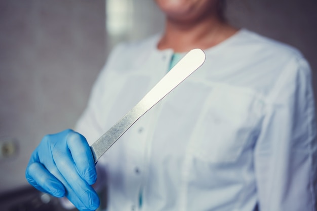 Médico pasante en guantes azules