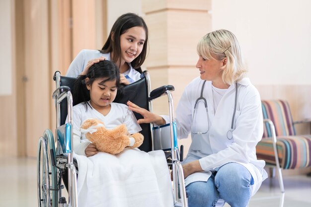 médico pediatra e criança no hospital