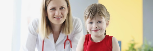 Médico pediatra e menina segurando pílulas médicas conceito de medicamentos para bebês