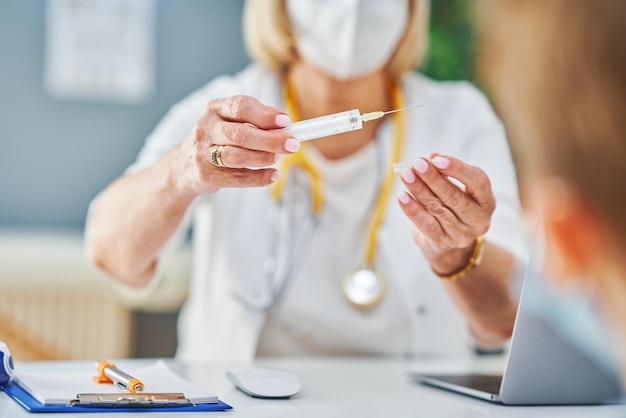 Médico pediatra examinando crianças na clínica. Foto de alta qualidade