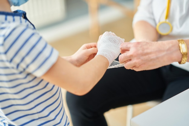 Médico pediatra examinando crianças na clínica. Foto de alta qualidade