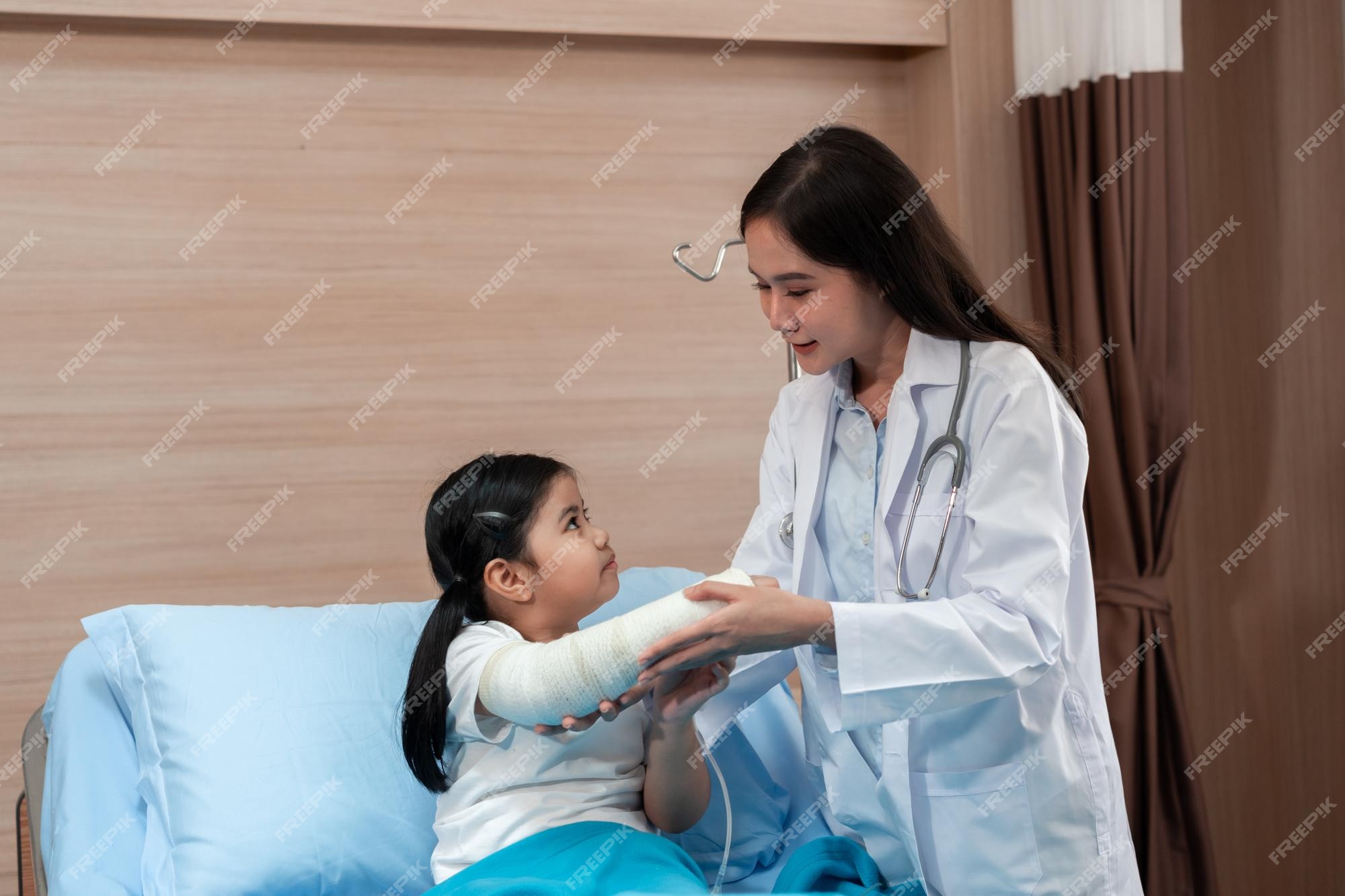 menina asiática bonitinha jogando jogo de papel médico está dando injeção  para seu amigo ursinho doente. brincadeiras e aprendizado das crianças em  casa. 8090749 Foto de stock no Vecteezy