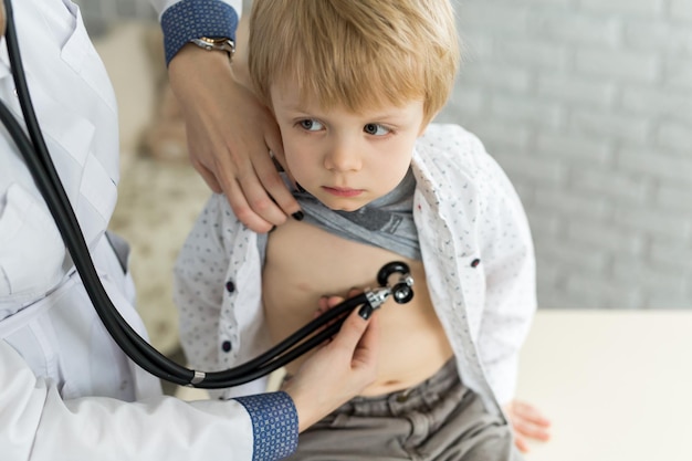 Médico pediatra médico em vestido de uniforme branco ouça o som do pulmão e do coração com estetoscópio