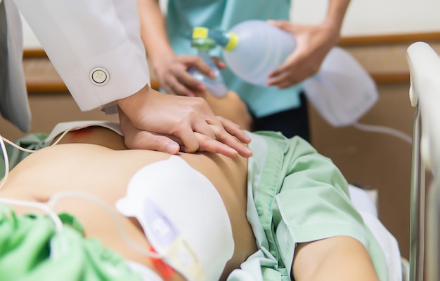 Foto el médico y el personal profesional están ayudando a los pacientes con el sistema circulatorio.