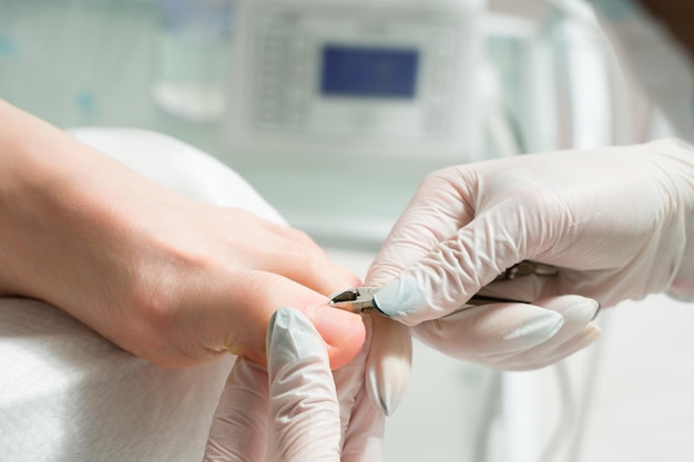 Foto un médico podólogo que cuida las uñas de los pies de una mujer y los procedimientos cosméticos de los pies.