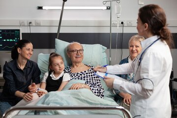 médico e mulher idosa paciente equipe médica praticante