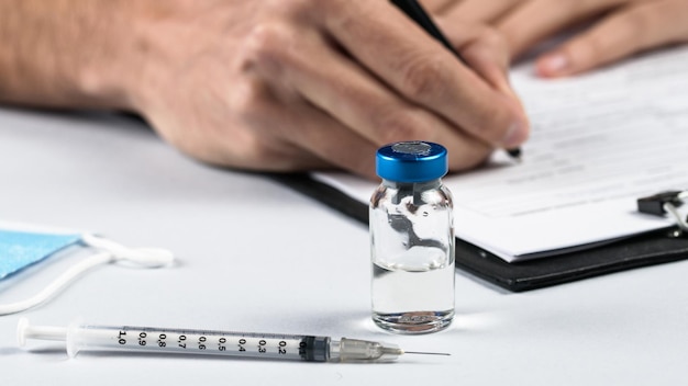 El médico prepara el formulario para la tercera dosis de vacunación covid