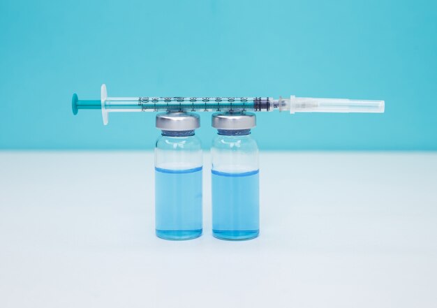 Médico preparando a vacina um frasco de vacina contra doença