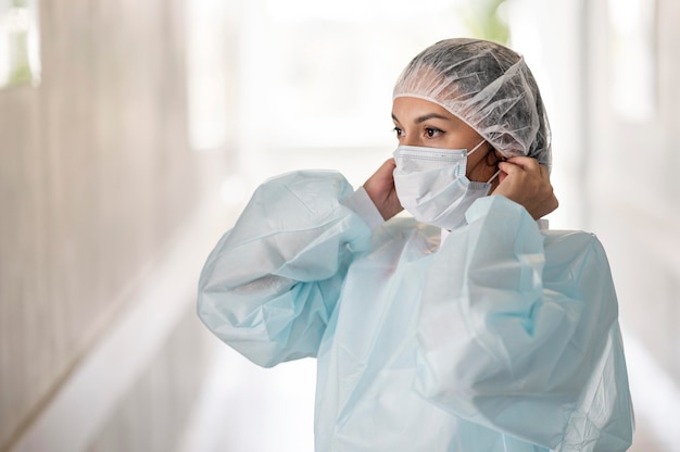 Foto médico preparando uniforme médico no hospital