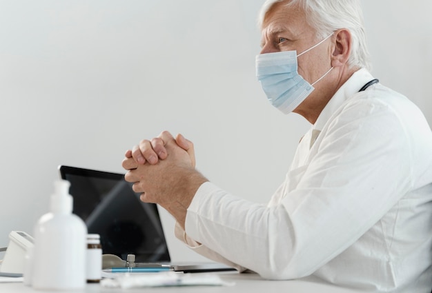 Médico prescrevendo medicamento ao paciente