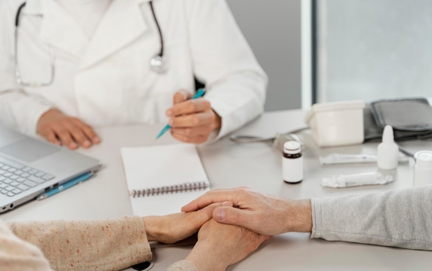 Médico prescrevendo medicamento ao paciente