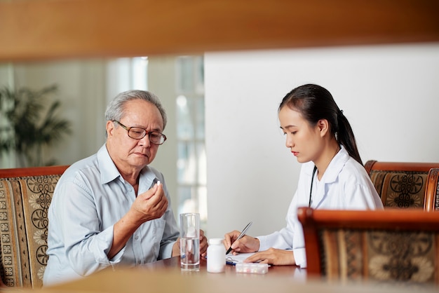 Médico prescrevendo medicamento para tratamento